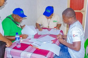 Assinando termos de entrega e responsabilidade, promotor ambiental da Oikos, directora do SDAE e Presidente do CCP de sanculo.